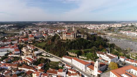 vista de ángulo alto sobre leiria con su castillo en el centro