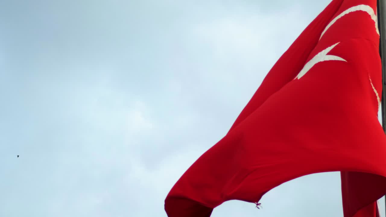 Bayrak direğinde dalgalanan Türk bayrağının yakın çekim görüntüleri