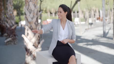 Elegante-Mujer-Joven-En-Un-Parque-Urbano