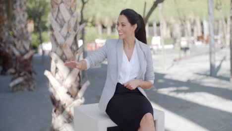 mujer joven con estilo en un parque urbano