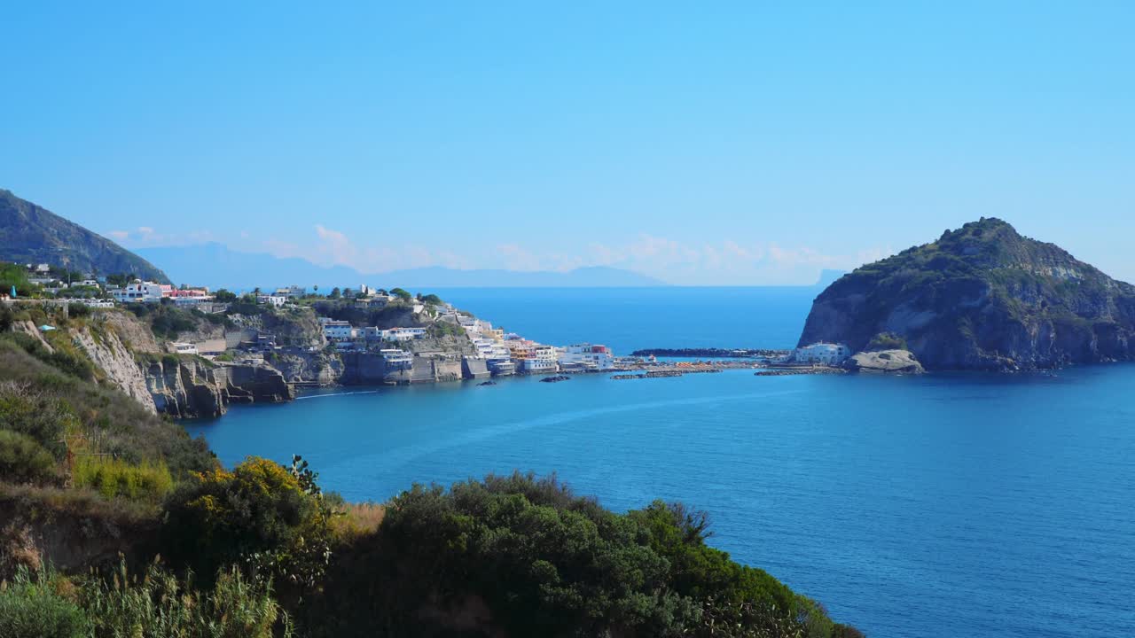 이탈리아 이스키아에 있는 아라곤 성의 드론 영상