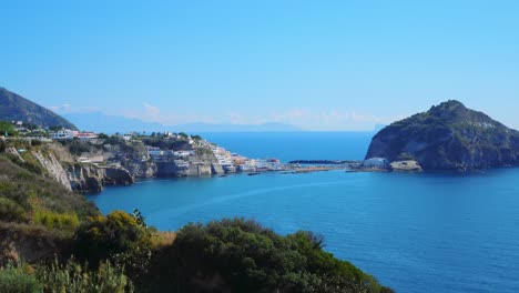 Drohnenaufnahmen-Von-Castle-Aragonese-In-Ischia,-Italien