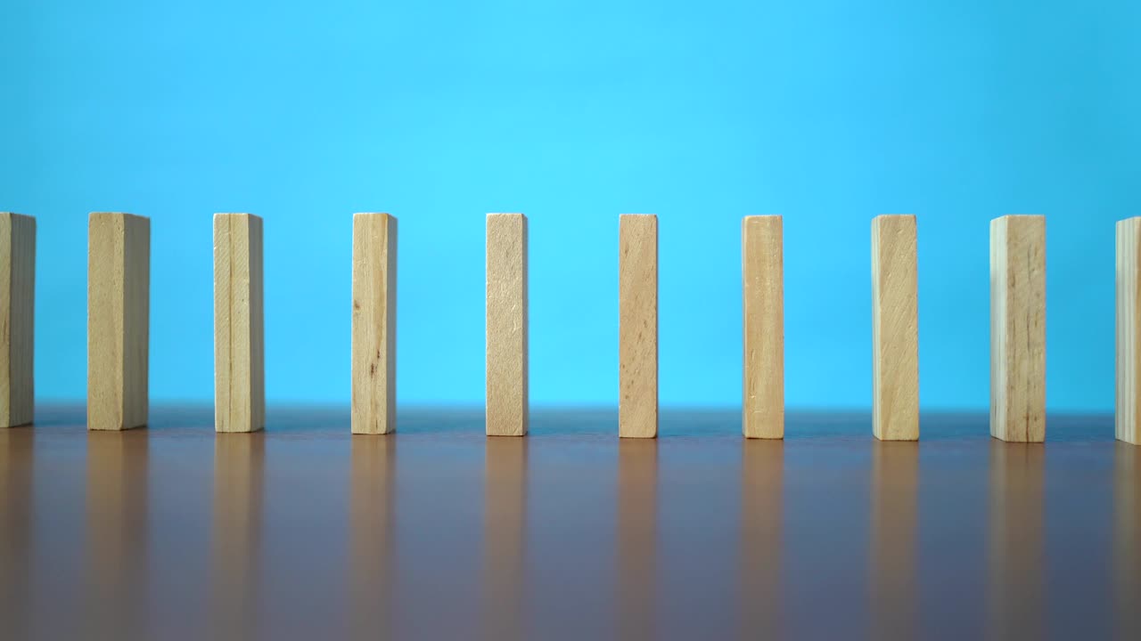 도미노가 떨어지는 영상 루프와 역전