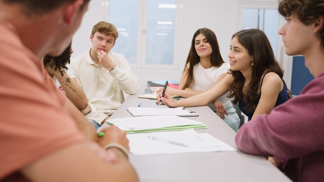 Studenti impegnati in una discussione in classe con l'insegnante