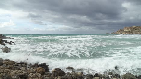 vista panorámica de la bahía de la playa dorada en malta en un día nublado en invierno