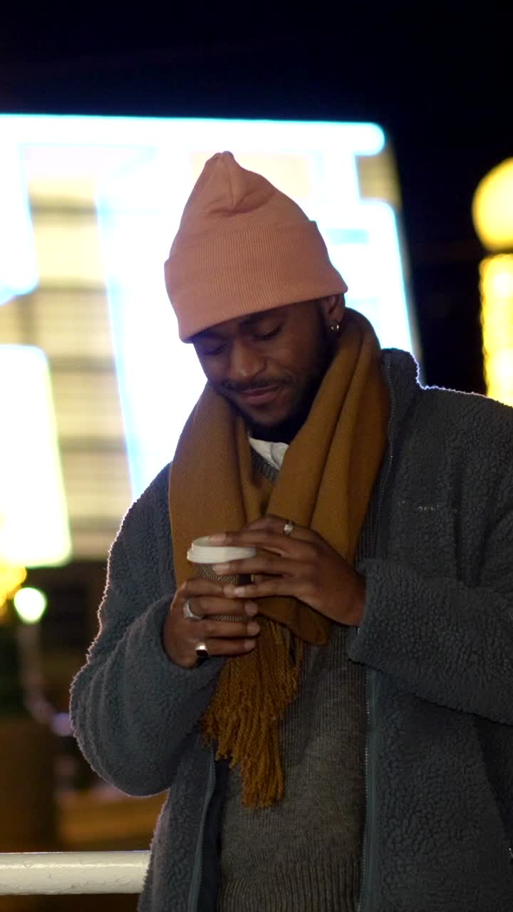 Uomo con caffè in inverno