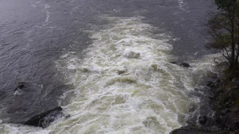 el agua de la inundación del río se precipita hacia el fiordo durante las fuertes lluvias, noruega