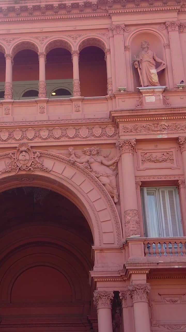 Detalhe vertical da Casa Rosada (Casa Rosa), estátuas, varandas e arquitetura governamental em Buenos Aires, Argentina.