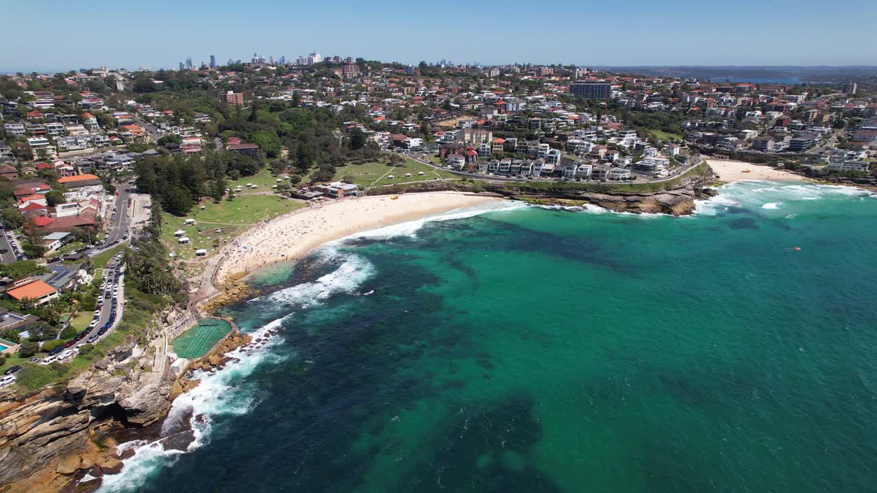 해변과 주택이 있는 해안 도시 풍경