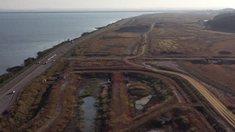 una tierra recuperada a la orilla del mar que parece un planeta alienígena
