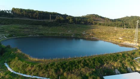 Vista-Aérea-Del-Lago-Artificial-En-Una-Gran-Plantación-De-Kiwi.