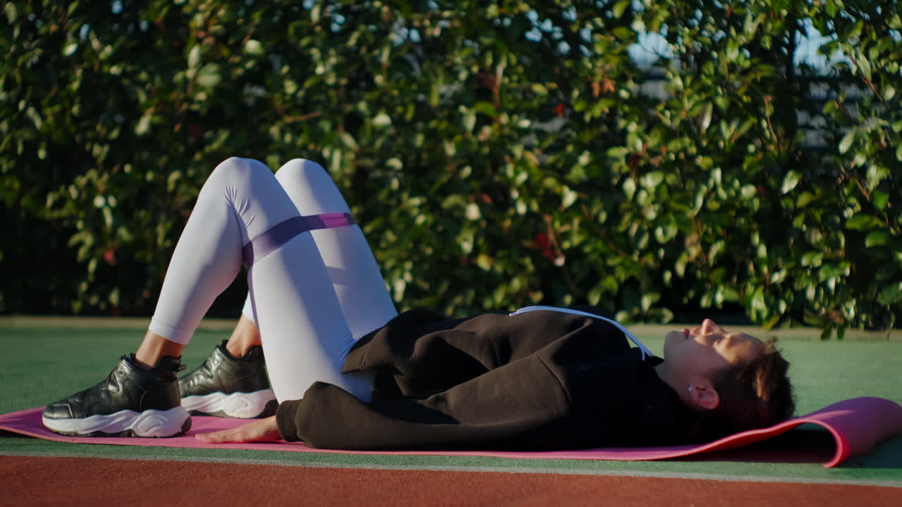 mujer haciendo ejercicios de cadera al aire libre
