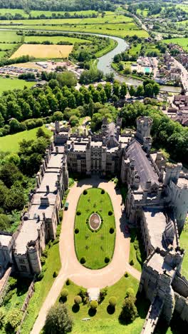 Wunderschöne-Luftaufnahmen-Von-Arundel-Castle-Und-Dem-Fluss-Arun-Durch-Eine-Drohne