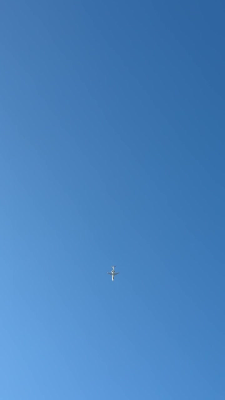Aereo commerciale che vola attraverso un cielo azzurro limpido