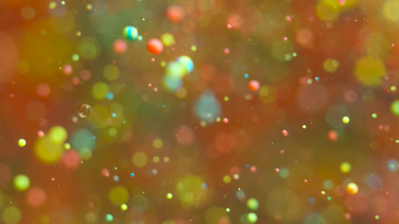 movimiento caótico abstracto de partículas en el espacio. movimiento lento colores brillantes burbujas pintura de aceite universo moviéndose multicolor de cerca. pintura acrílica. superficie hipnótica fantástica. big bang. nanotecnología.