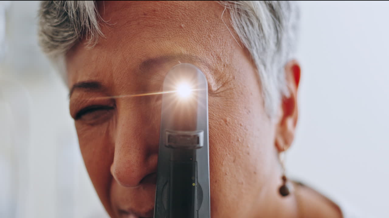 equipo de examen ocular, luz o rostro de mujer