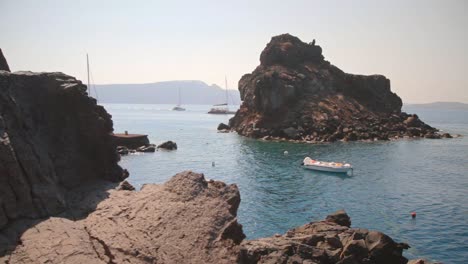 pequenos barcos na pequena baía