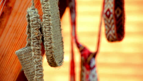 zapatos vintage de mimbre colgados en la calle. zapatos viejos de mimbre eslavos