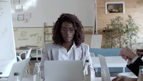 femmes d'affaires assises à table et discutant du projet