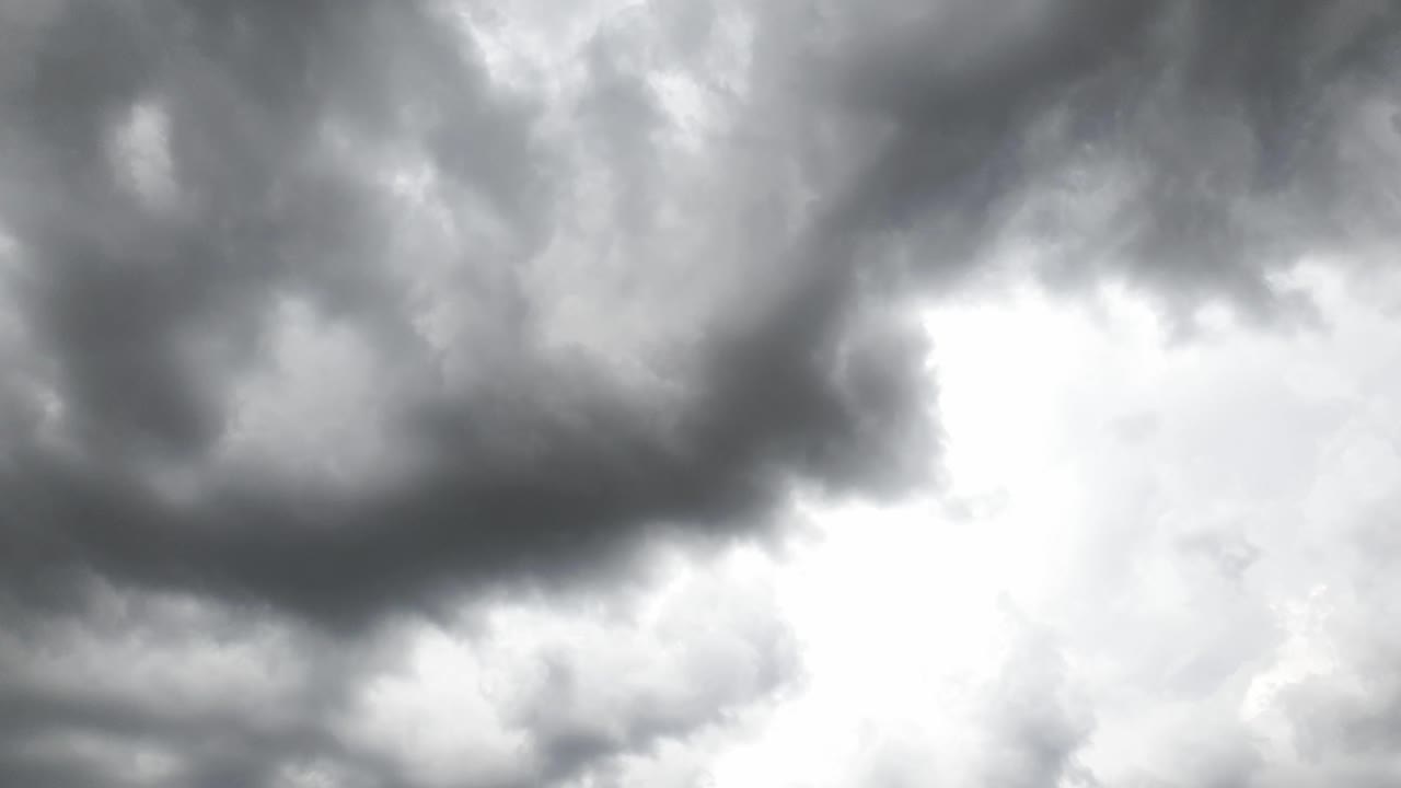 폭우와 파괴적인 우박 돌이 비가 내리기 전에 구름 시간 경과를 형성하는 우박 폭풍 구름, 매우 불길하고 무서운