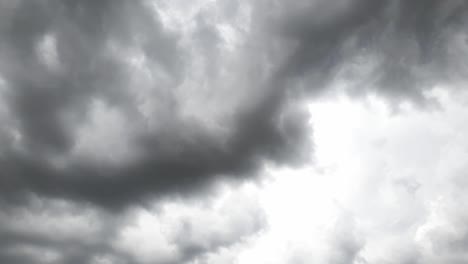 nubes de tormenta de granizo formando un lapso de tiempo en la nube, muy siniestro y aterrador antes de que caigan fuertes lluvias y piedras de granizo destructivas