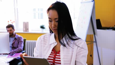 ejecutivo de negocios que usa tableta digital