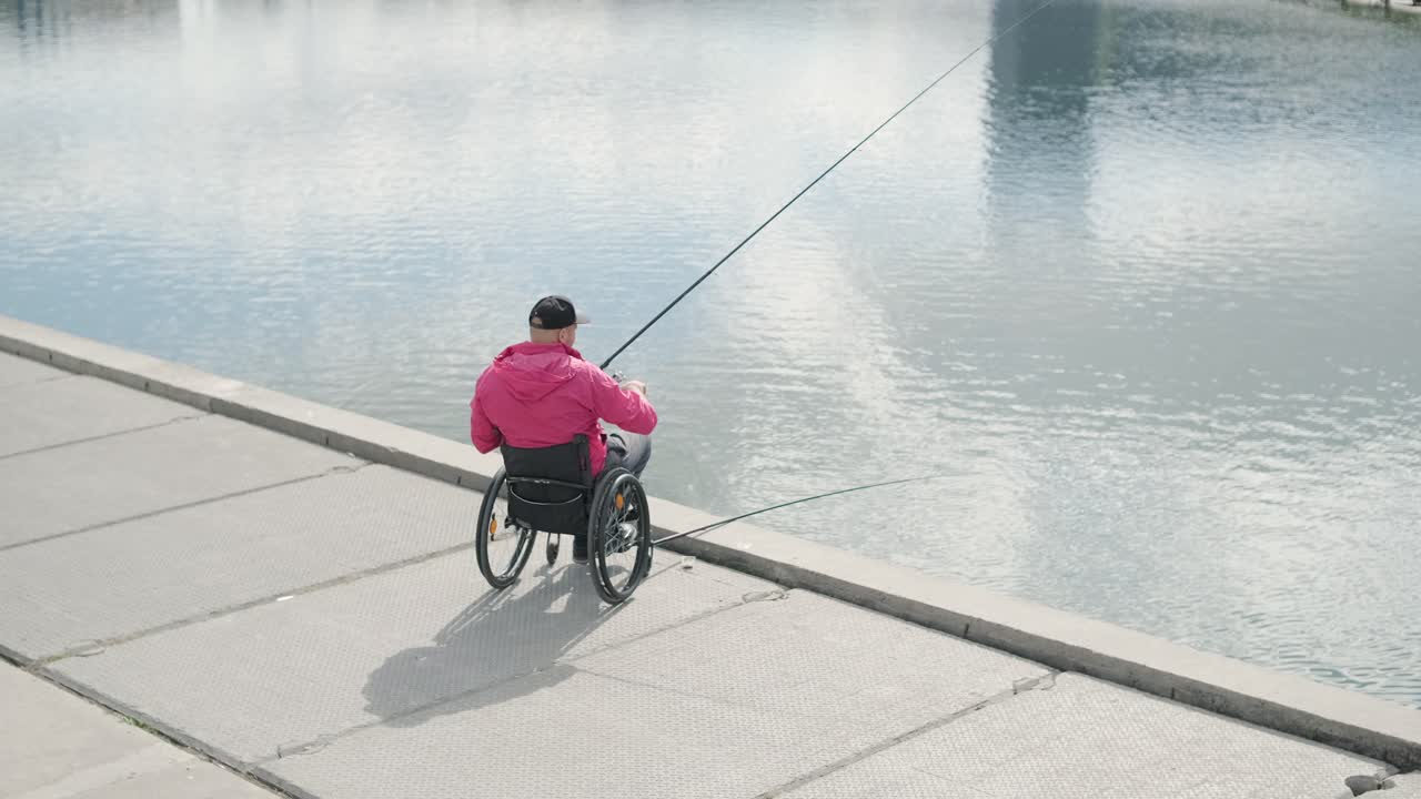 체어 시 기지에서 체어를 사용하는 신체적 장애가 있는 사람