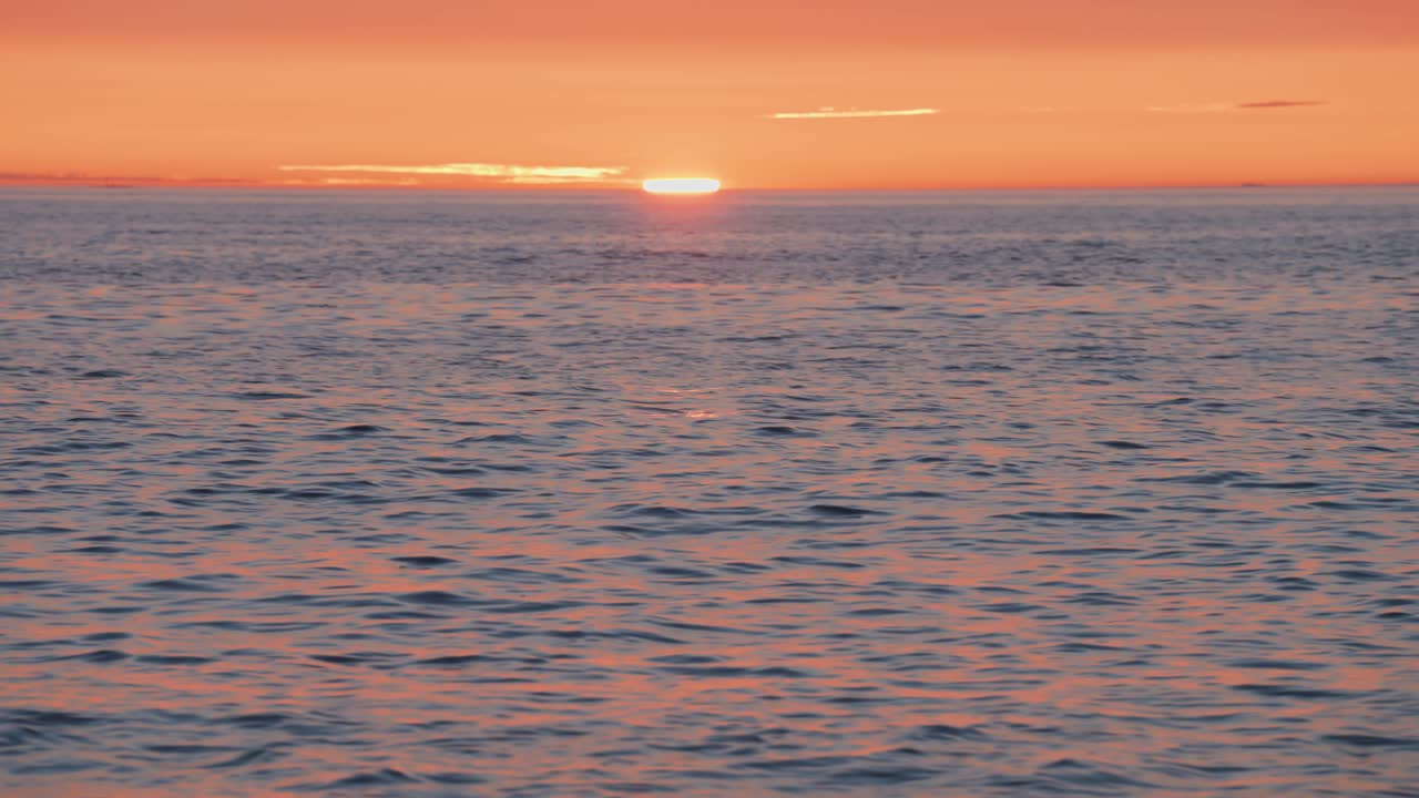 해가 지는 동안 은 색으로 바다에 따뜻한 빛을 비추고