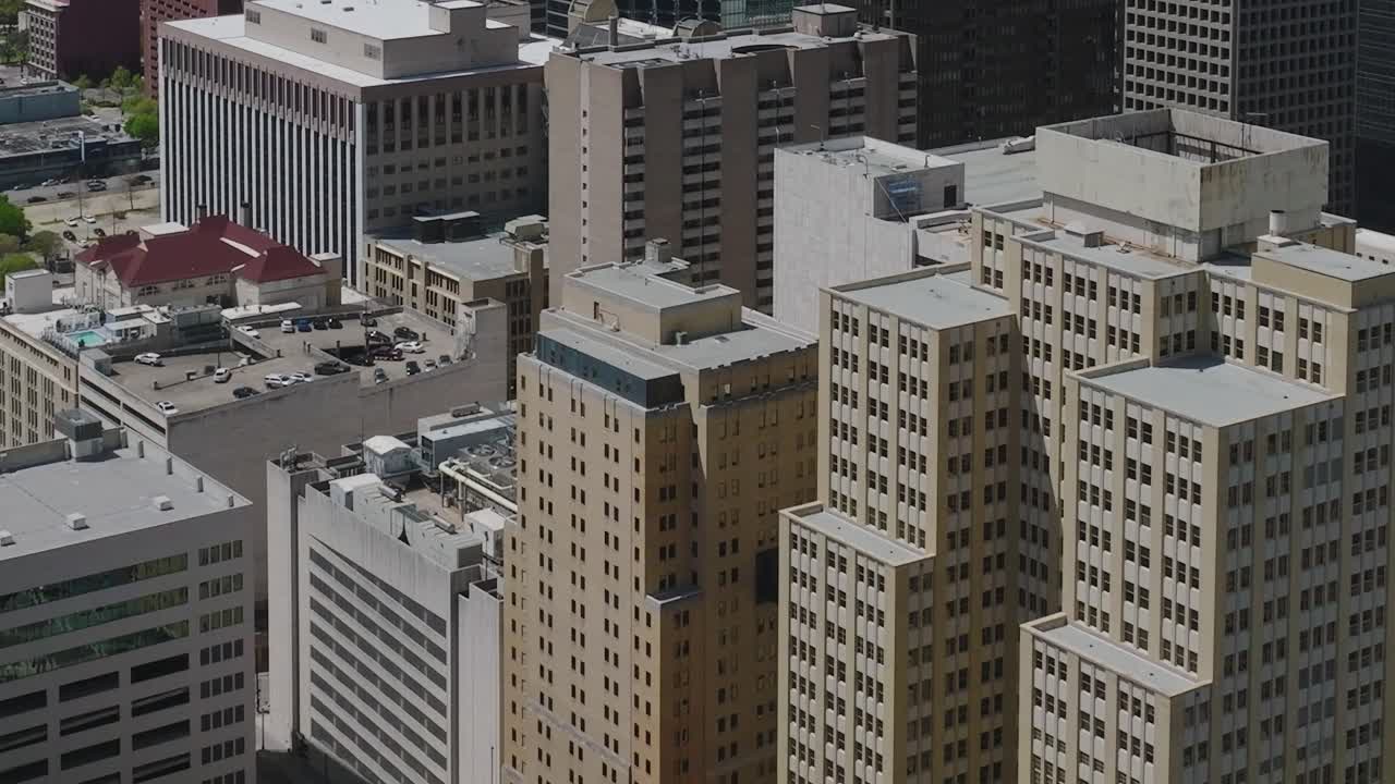 Vue du centre-ville de Dallas avec ses bâtiments et ses rues vus d’en haut