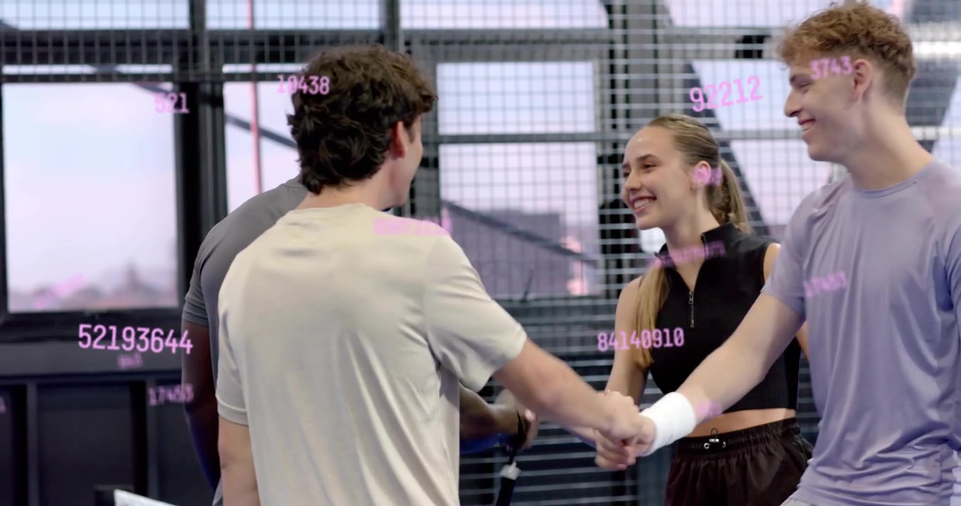 Quattro giocatori di padel che si stringono la mano e si scambiano le racchette dopo gli overlay tecnologici prima dell'inizio della partita