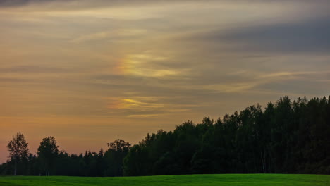 Zeitraffer-Des-Regenbogens,-Der-Sich-In-Den-Wolken-Bewegt-Und-Sich-Dann-Der-Dämmerung-Zuwendet