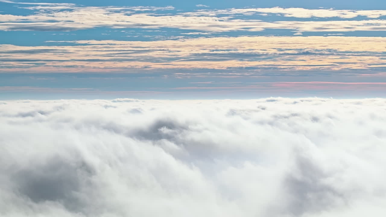 Dronebillede af en elmast i skyerne