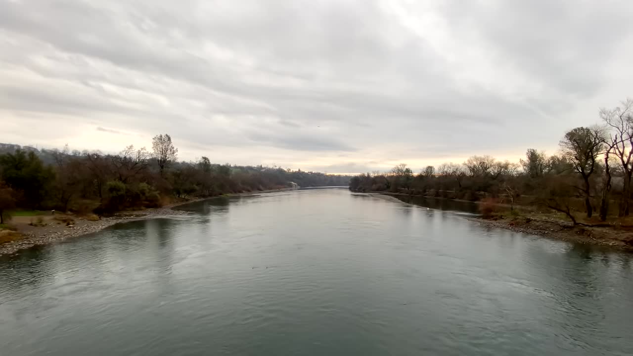 lapso de tiempo sobre el río sacramento, california. tiro estático