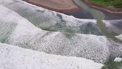 Vista-Aérea-De-Las-Olas-Del-Mar-Agitado