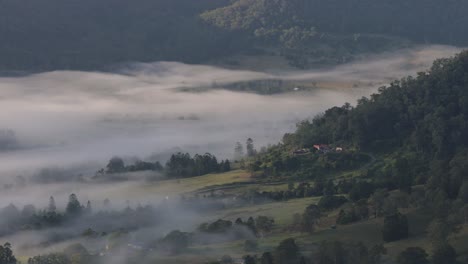 Vista-Del-Valle-De-Numinbah-Y-El-Parque-Nacional-De-Lamington-Bajo-La-Nube-Desde-El-Mirador-De-Colofonias,-Interior-De-La-Costa-Dorada