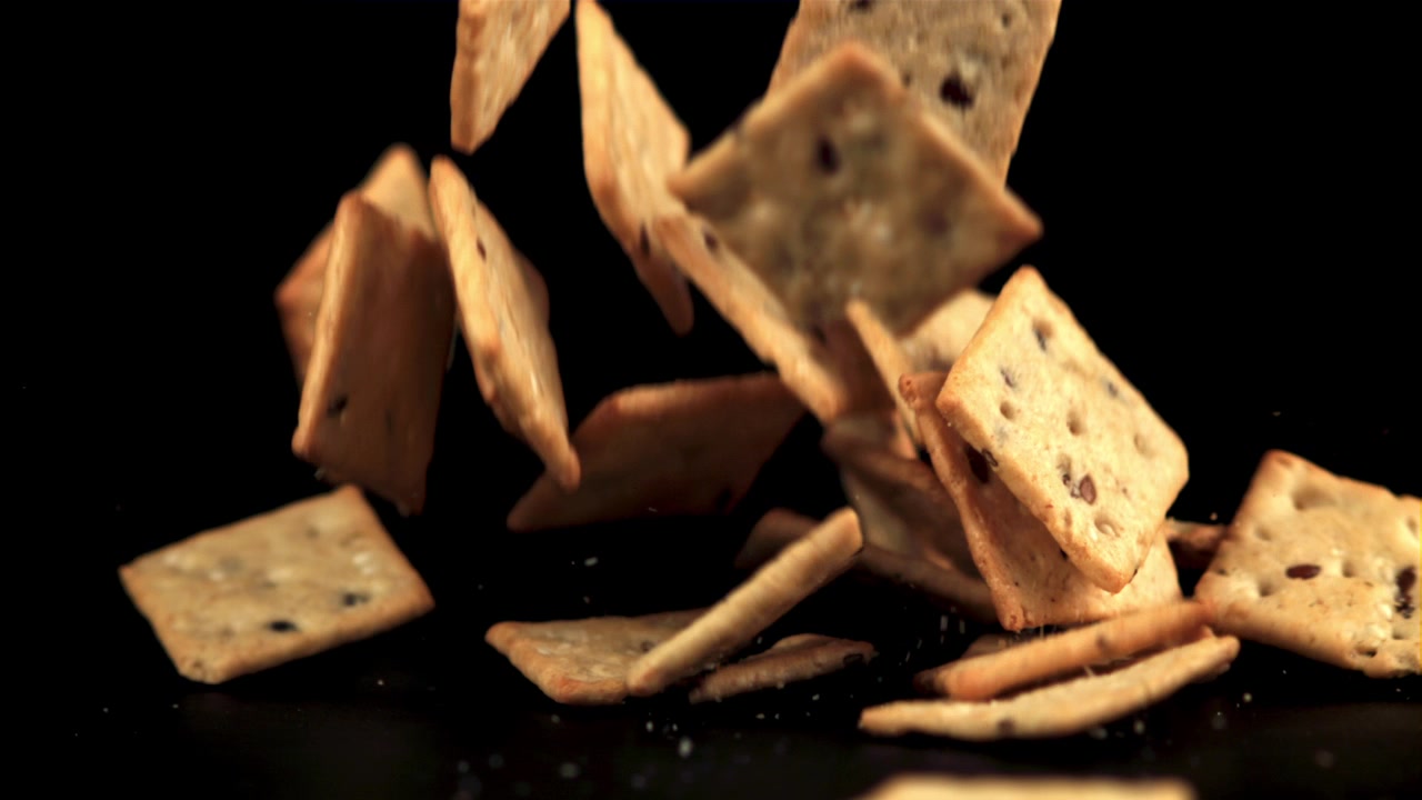 Cracker salati che cadono e si accumulano al rallentatore