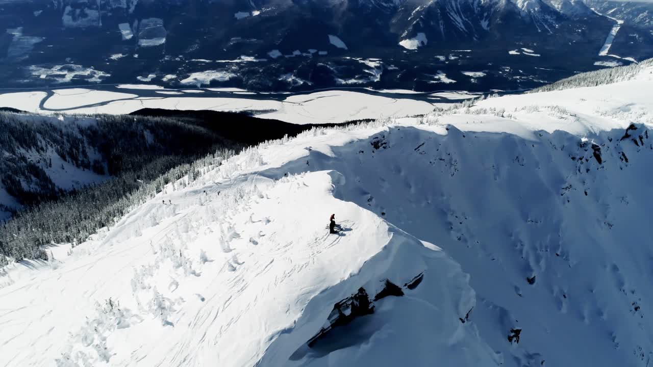 esquiadores de pie en una montaña cubierta de nieve 4k