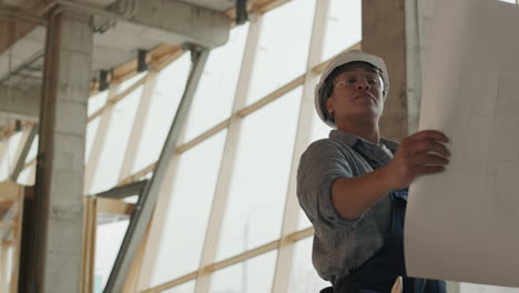 constructor profesional mirando el papel