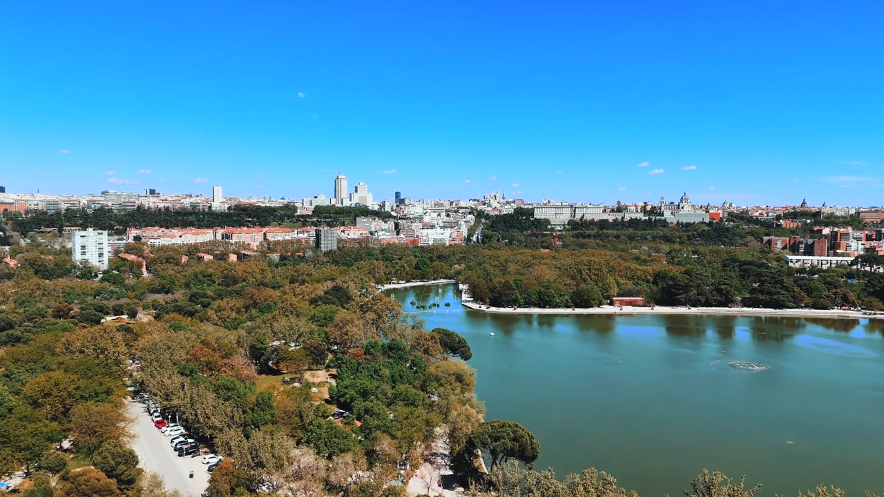 Vista dall'alto con drone del lago di Casa de Campo con il centro di Madrid in lontananza