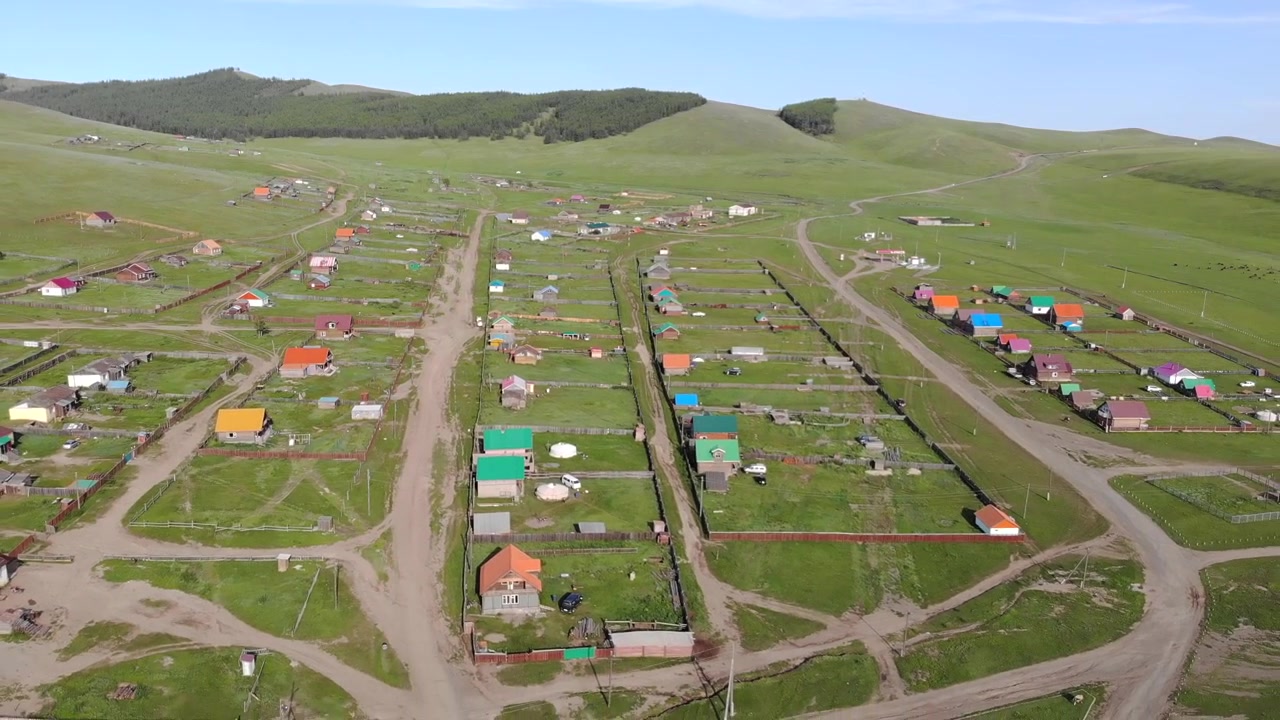 Vista aérea de un pueblo rural en la estepa mongola