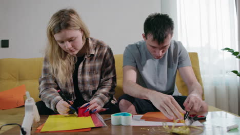 pareja haciendo artesanía juntos en casa