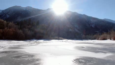 Drohnenschuss-Und-Sonnenaufgang-über-Dem-Zugefrorenen-See-Im-Sandigen-Utah