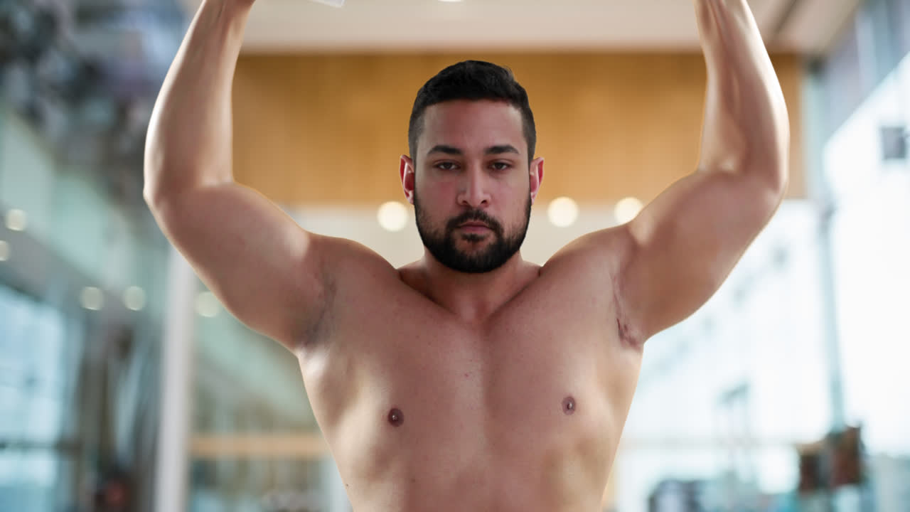 culturista trabajando con pesas 4k