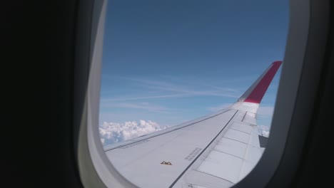 Blick-Auf-Das-Fenster-Im-Flugzeug-über-Dem-Himmel