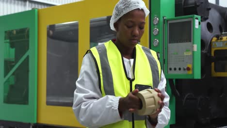 Warehouse-female-worker-working-in-factory