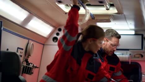 equipo de ambulancia conduciendo un coche de emergencia