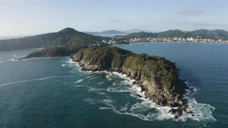épica toma cinematográfica de drones que distancia de una paradisíaca costa brasileña con altos acantilados, selva y aguas azules profundas