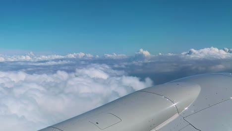 Viaje-En-Avión-Volando-A-Través-De-Las-Nubes-Mirando-Por-La-Ventana-Del-Avión