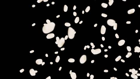 volando mucho arroz en fondo negro. granos de arroz blanco. arroz glutinoso. vegetariano. comida saludable. animación de bucle 3d de arroz girando.