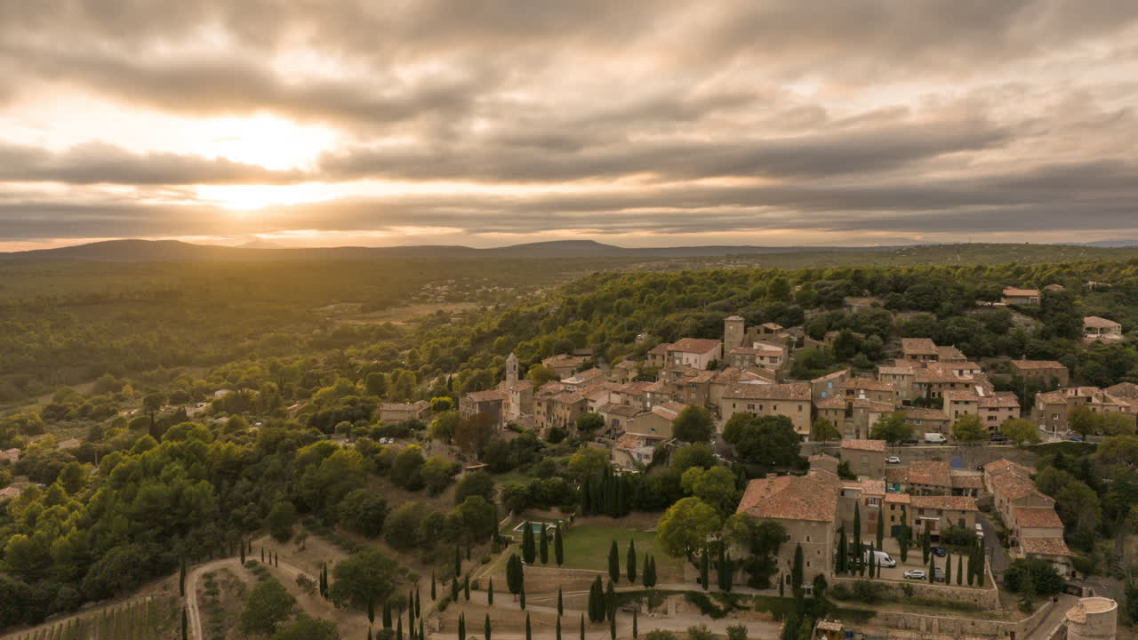 viejo pueblo en la cima de una colina hiperlapso al atardecer